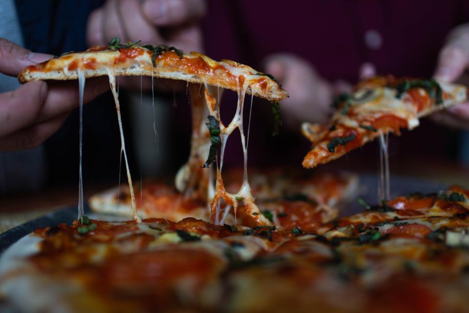 pizza punt met gesmolten kaas