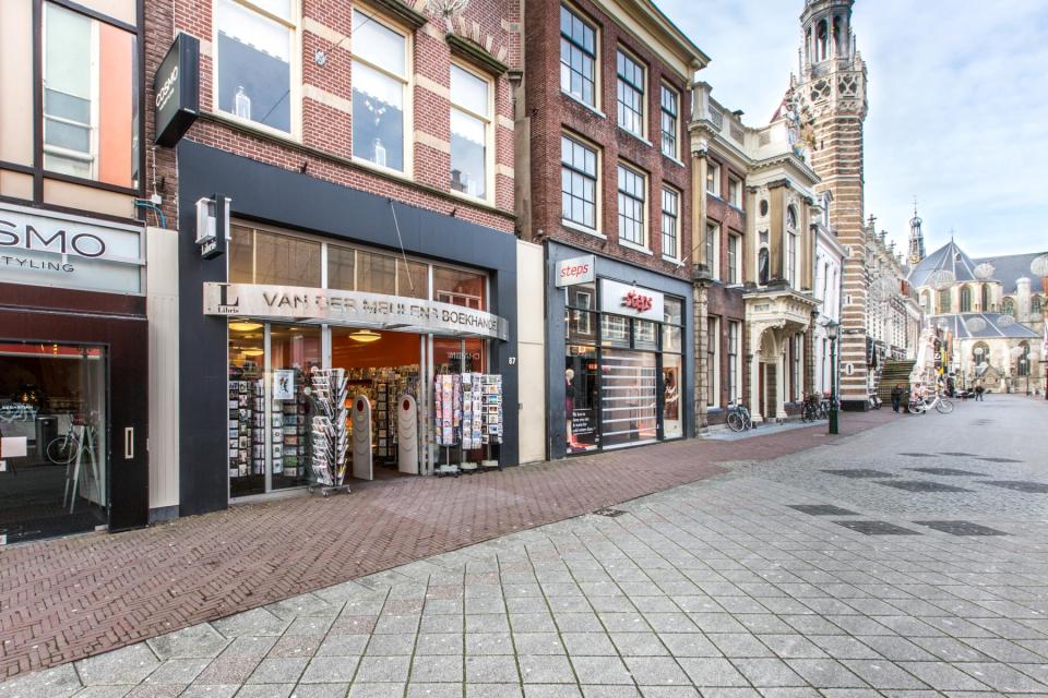 Winkelstraat in alkmaar met vooraanzicht van der meulen's boekhandel