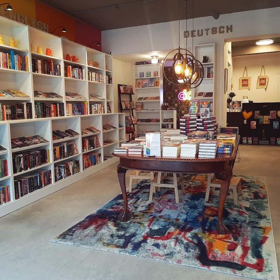 Binnen bij de leeswinkel met kasten vol met leesboeken