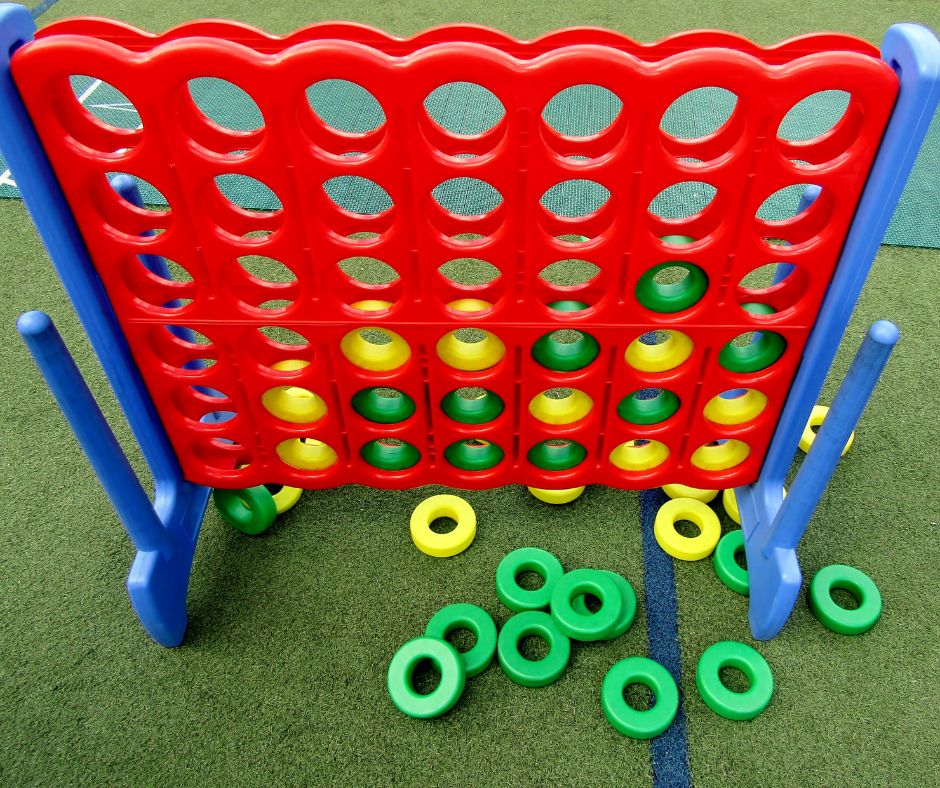Het spel vier op een rij in een groot formaat