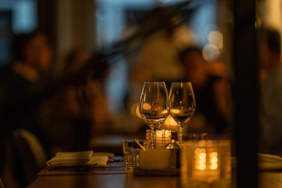 wijnglazen op een tafel met sfeerverlichting