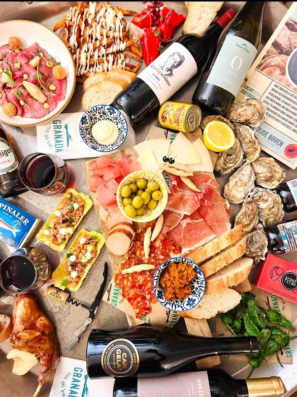 borrelplank met ham wijn kaas en olijven