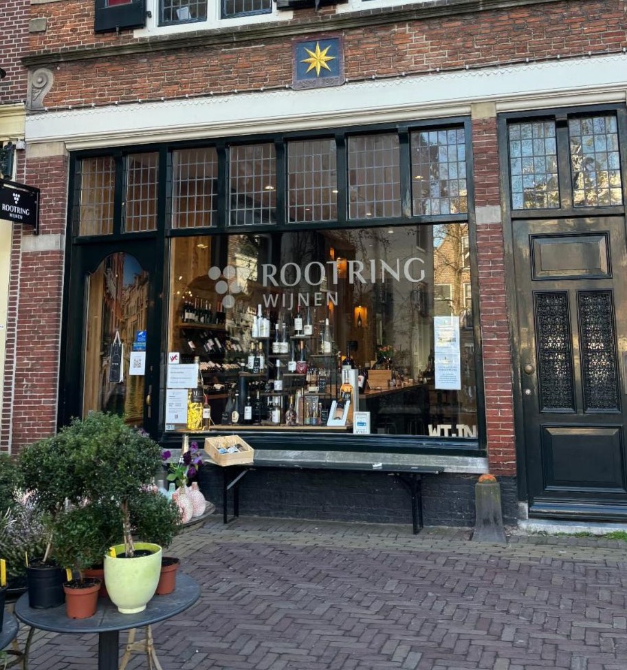 vooraanzicht rootring wijnen met een bankje voor het raam
