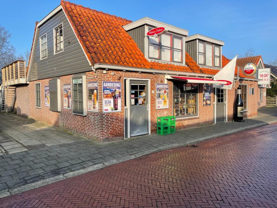 vooraanzicht wijnhuis oudorp met een rood dak