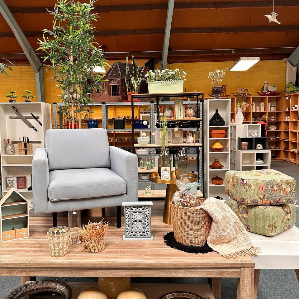 Kringloop winkel met kasten vol met producten