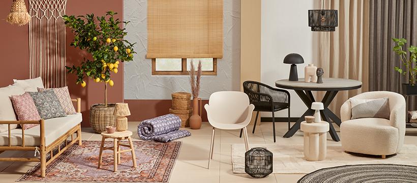 Showroom kwantum met stoelen tafels en een bank met tarpijt