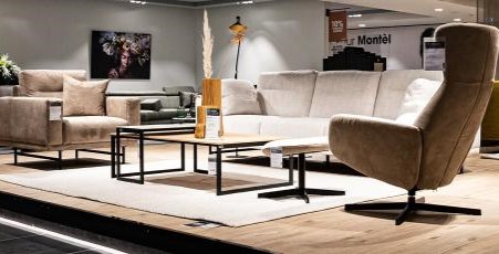 Binnen bij Móntel in de showroom waar een bank, tafel en stoelen staan