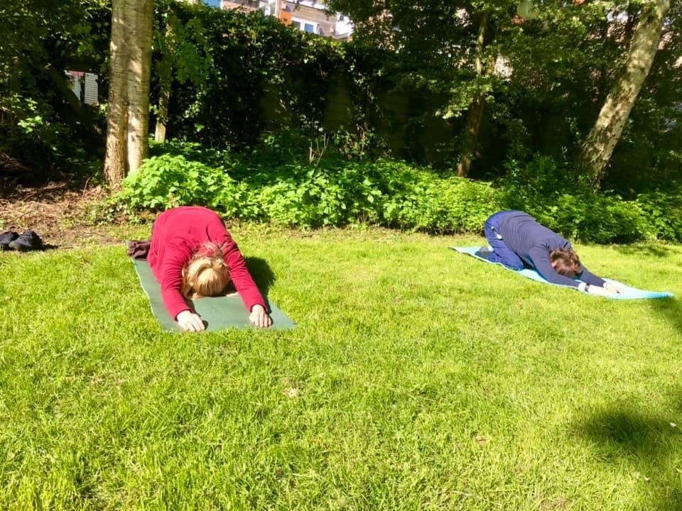 Yoga in het gras met de Yogareis