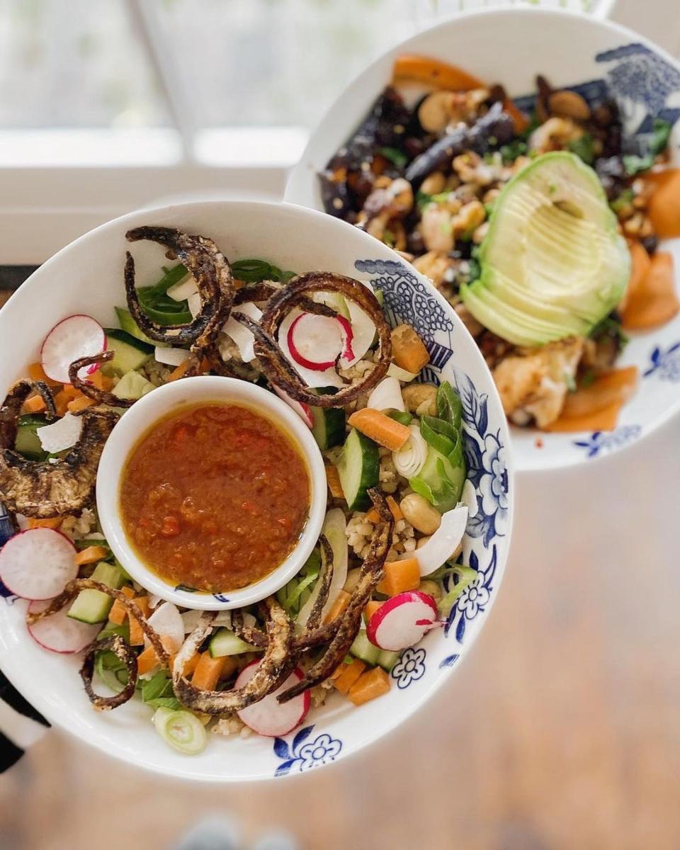 vegetarisch gerecht met groente en saus bij Echt Alkmaar