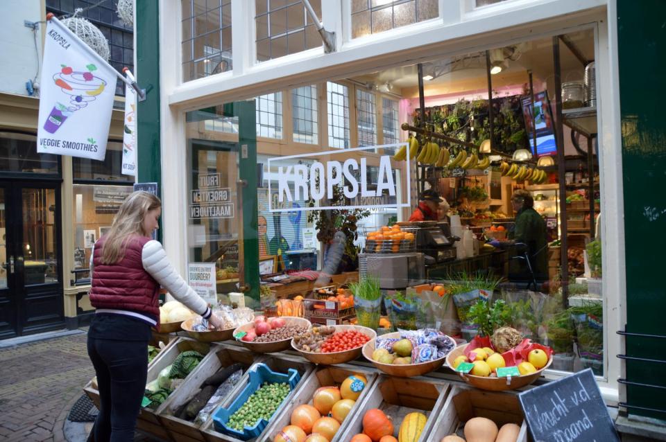 Buiten bij kropsla in Alkmaar met verschillende bakken groenten