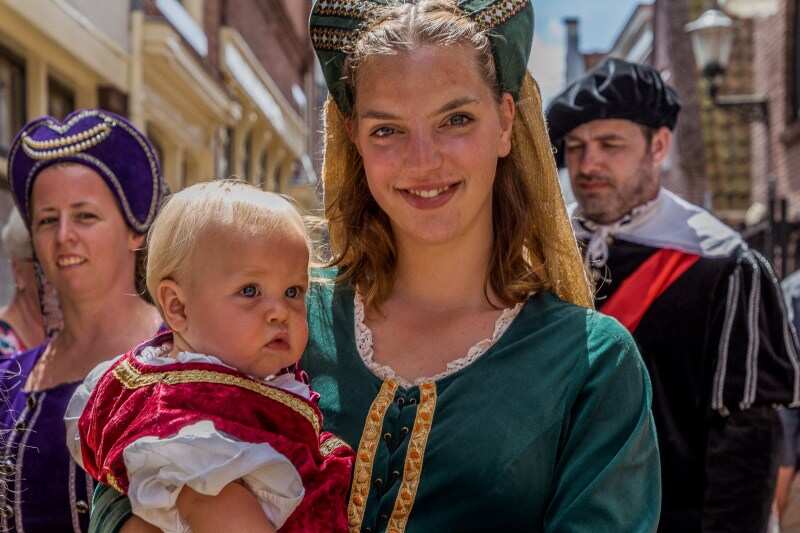 Kaeskoppenstad Alkmaar vrouw en kind