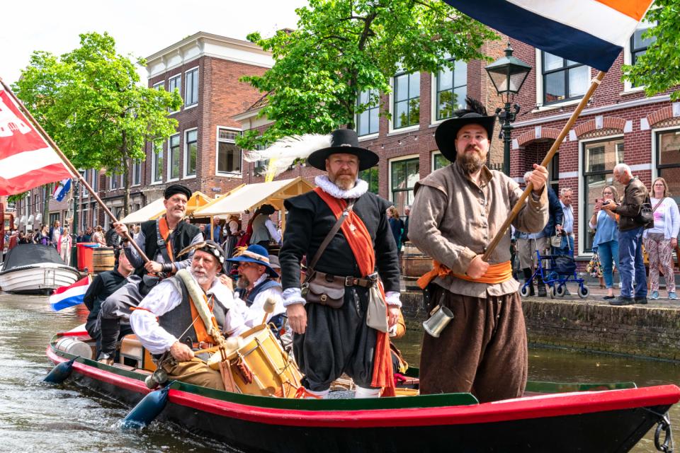 Kaeskoppenstad Alkmaar figuranten op een boot met alkmaarse vlag