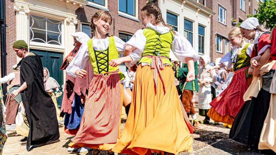 Kaeskoppenstad Alkmaar dansende meisjes