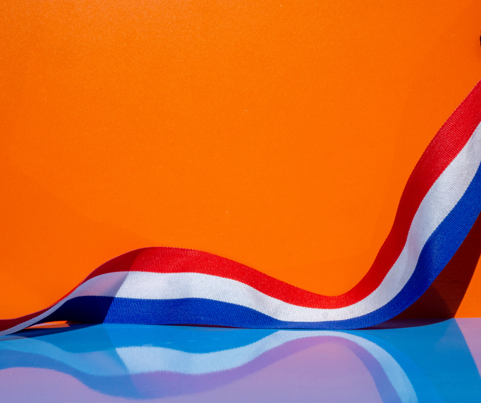 Nederlandse vlag met een oranje achtergrond