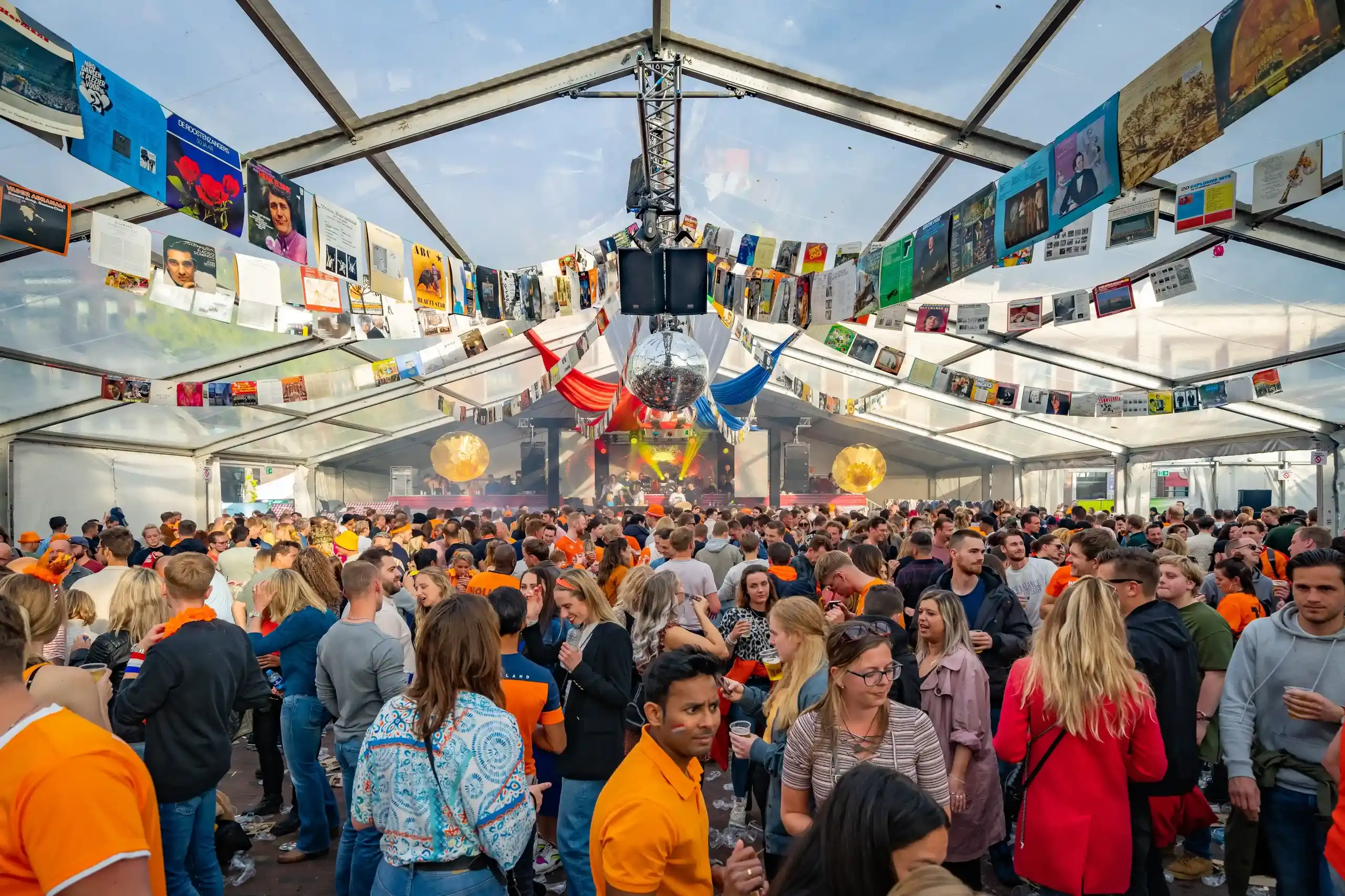 Koningsdag op de Paardenmarkt in Alkmaar