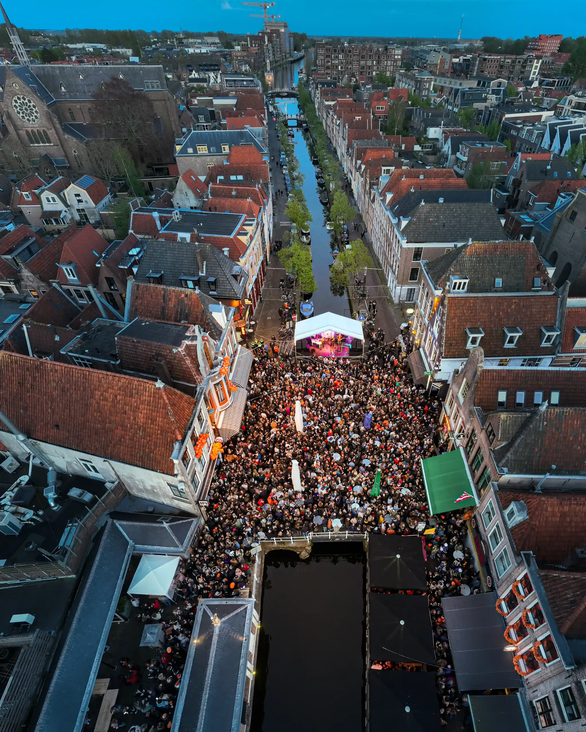 Koningsnacht op de Platte Stenenbrug in Alkmaar