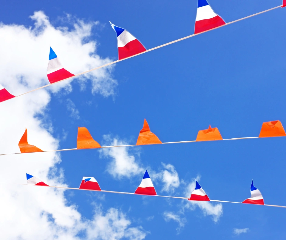 Koningsdag vlaggen met een blauwe lucht