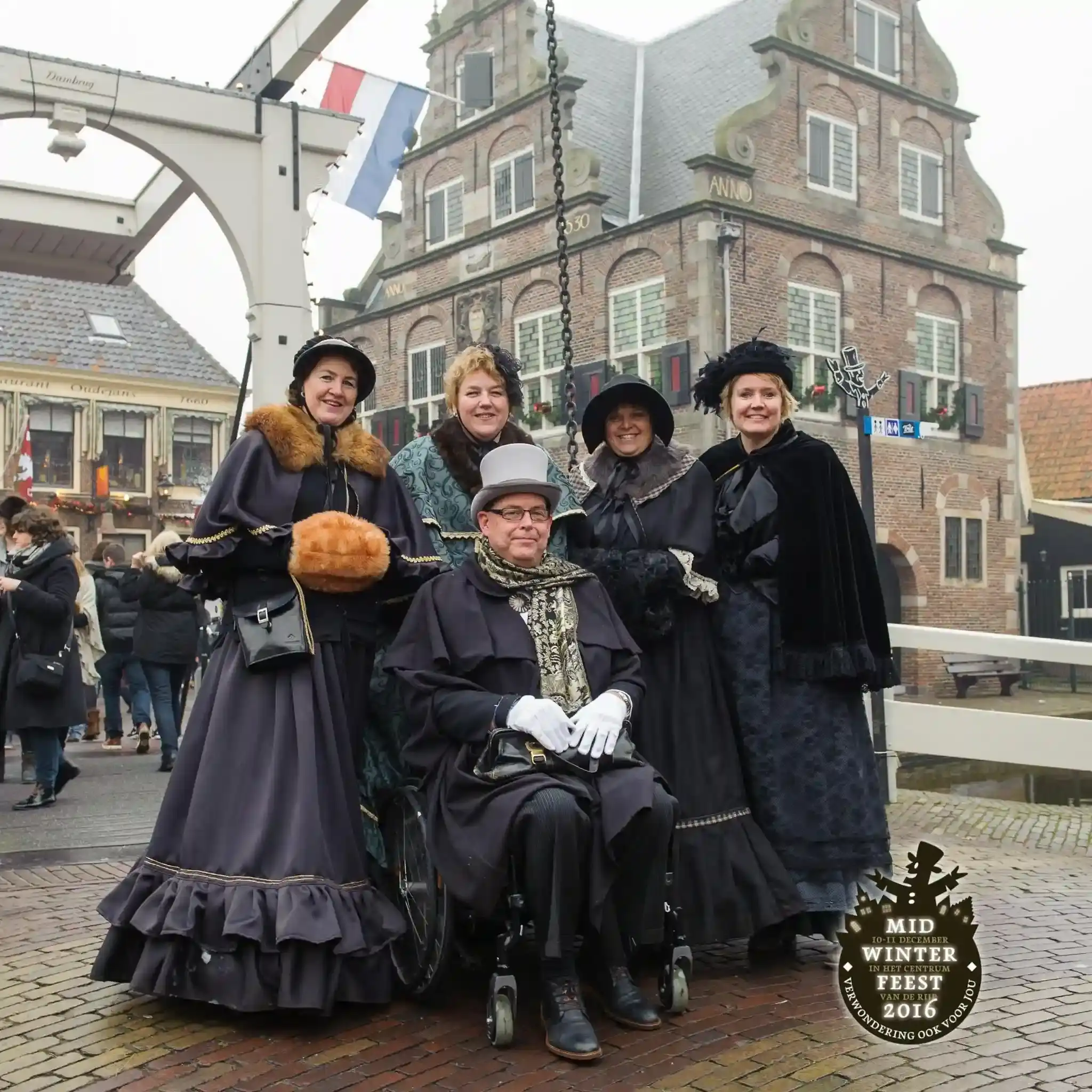 mensen verkleed op de foto met midwinterfeest