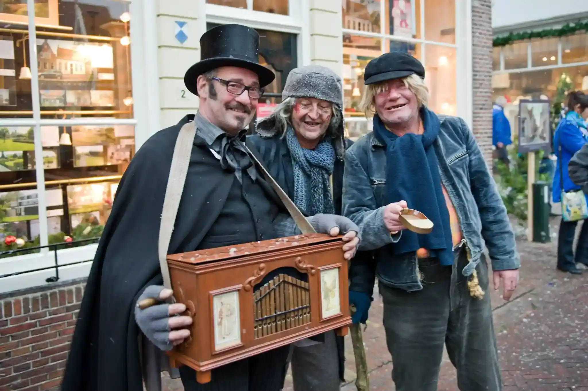 drie mannen verkleed met midwinterfeest