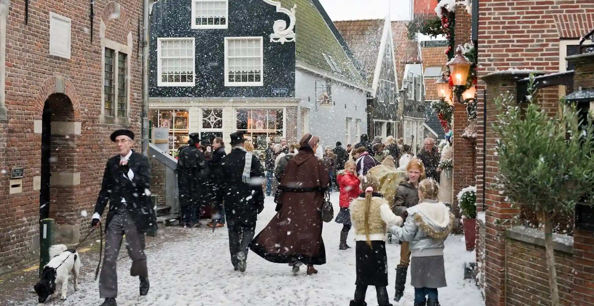 Midwinterfeest op straat met sneeuw dat naar beneden valt