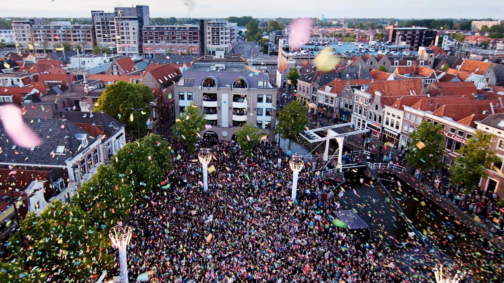 Feest vanaf boven op het waagplein in Alkmaar