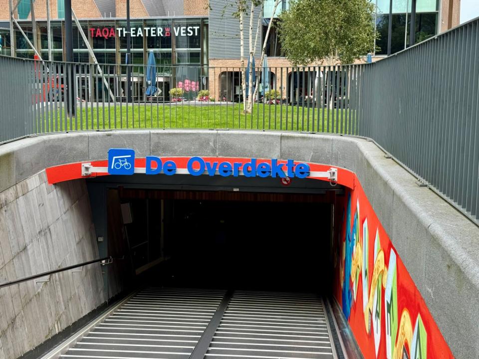 Ingang fietsenstalling de overdekte