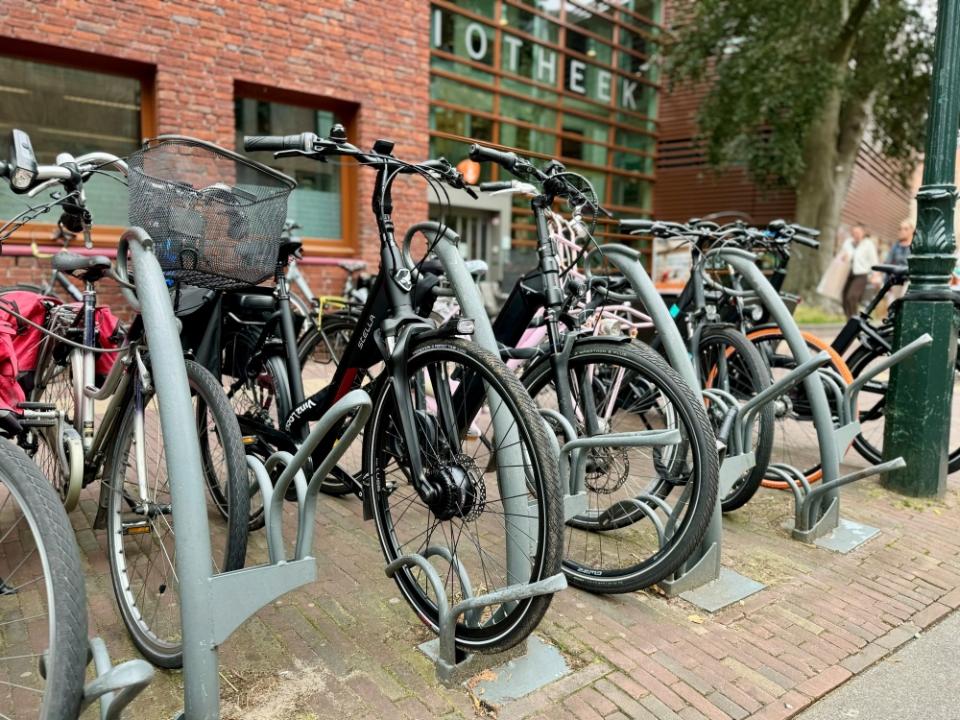 Fietsenrek met fietsen bij de bibliotheek in Alkmaar