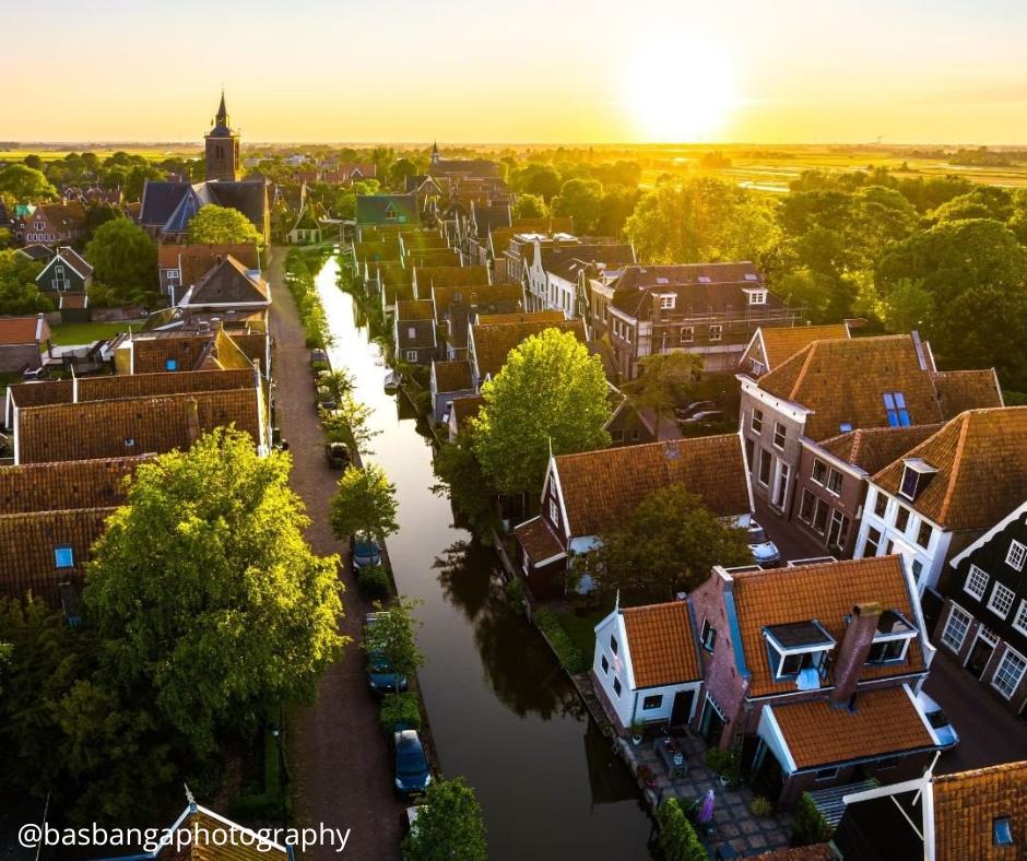 Bovenaanzicht van het dorp de Rijp met ondergaande zon