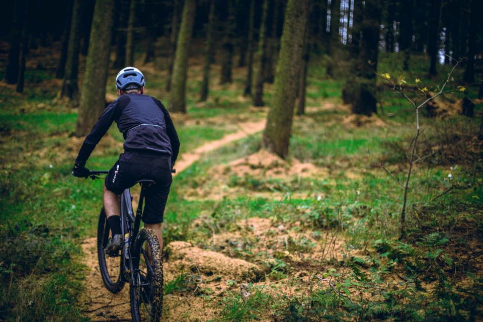 Mountainbiker fietst door het bos