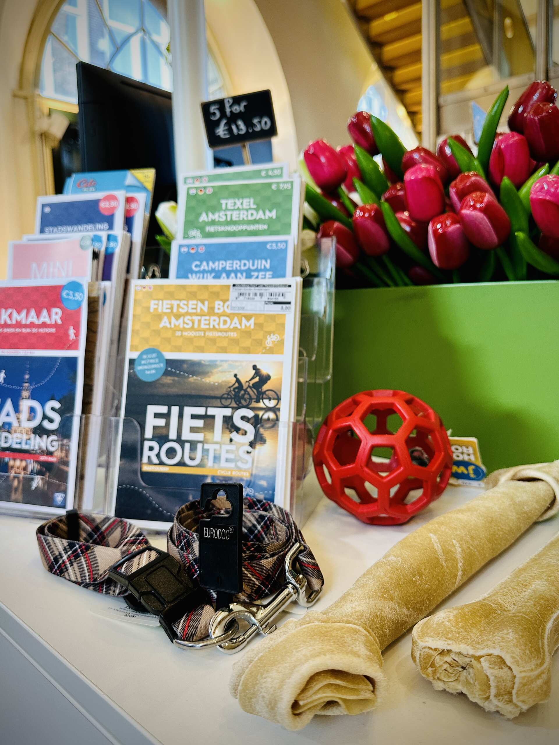 hondenspullen op een tafel