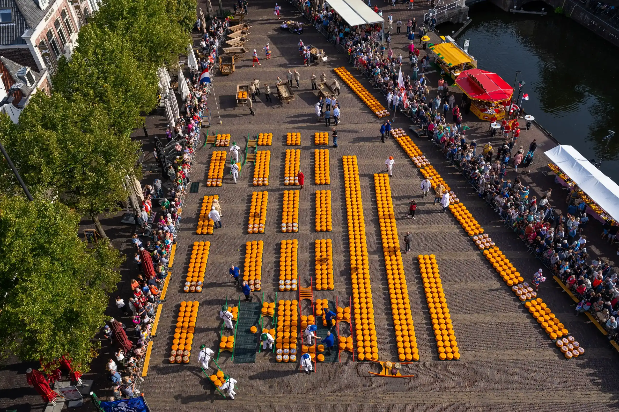 Bovenaanzicht van de kaasmarkt in Alkmaar