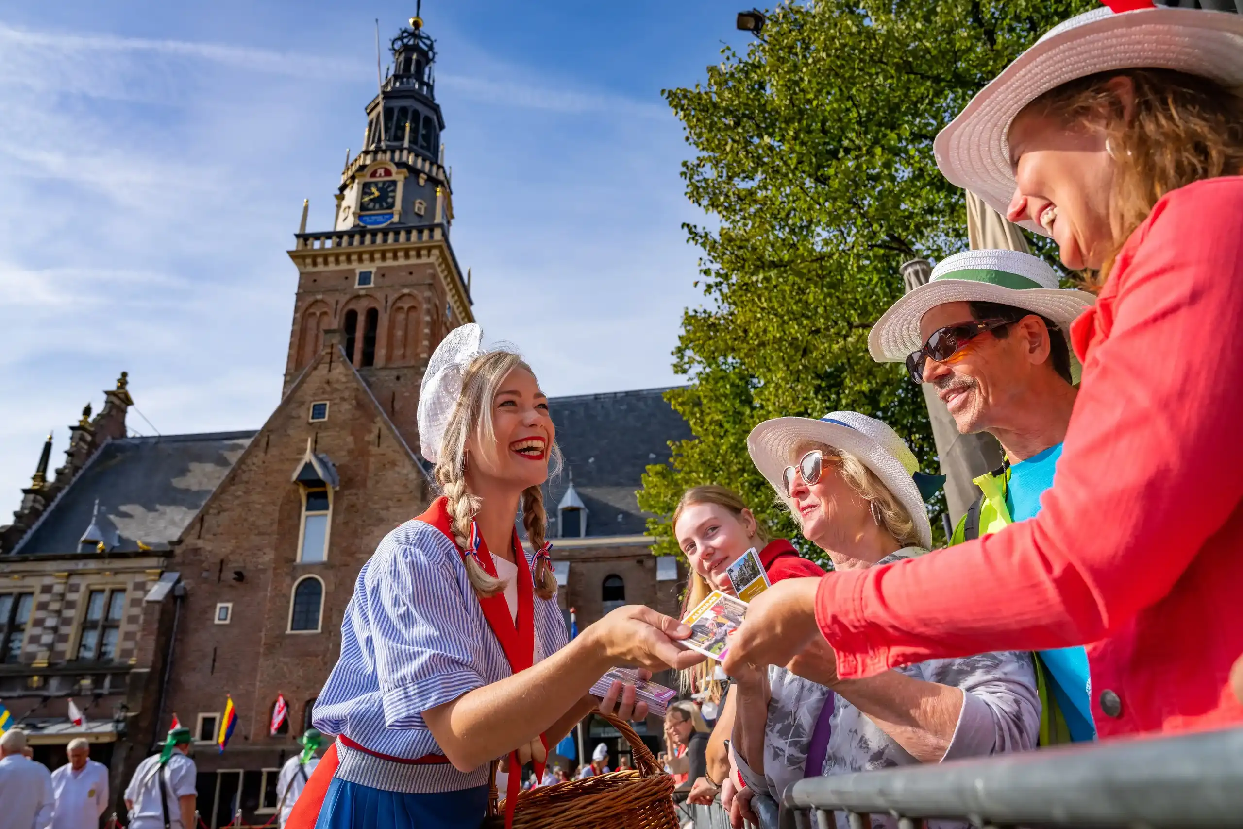 Kaasmeisje deelt stadsplattegrond aan toeristen