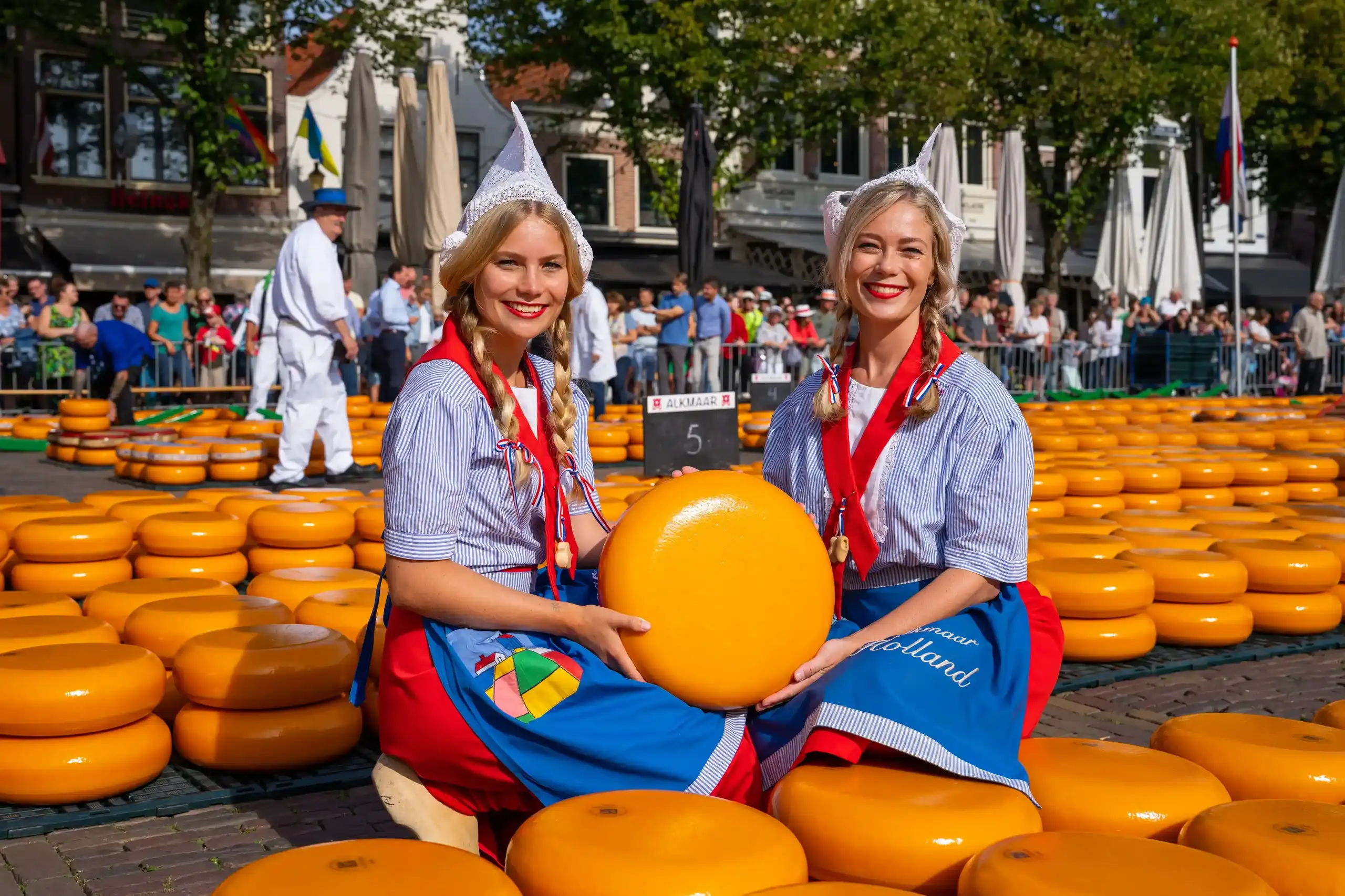 Kaasmeisjes op Alkmaarse kaasmarkt