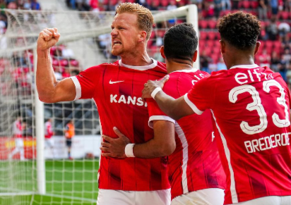 Dani de wit juicht in het az stadion