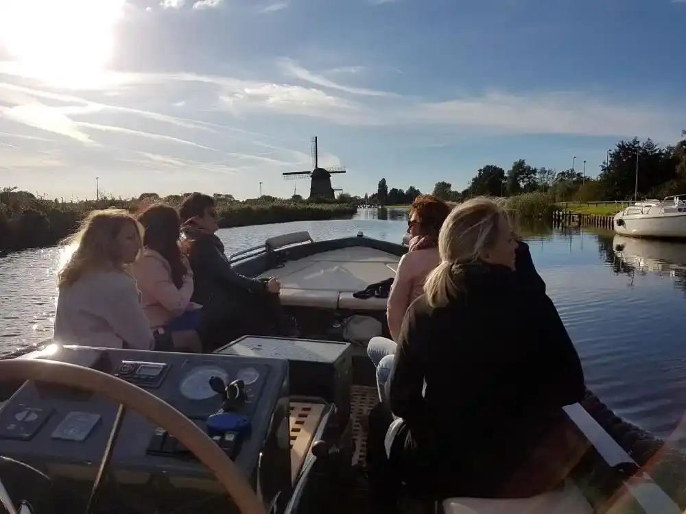 Vriendinnen in boot op het water