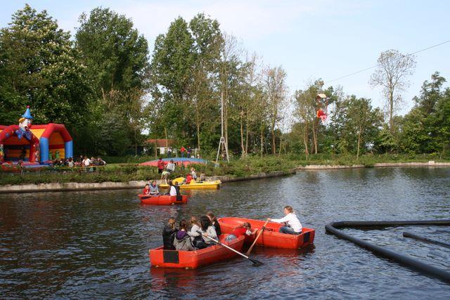 speelpark de batavier met mensen op bootjes