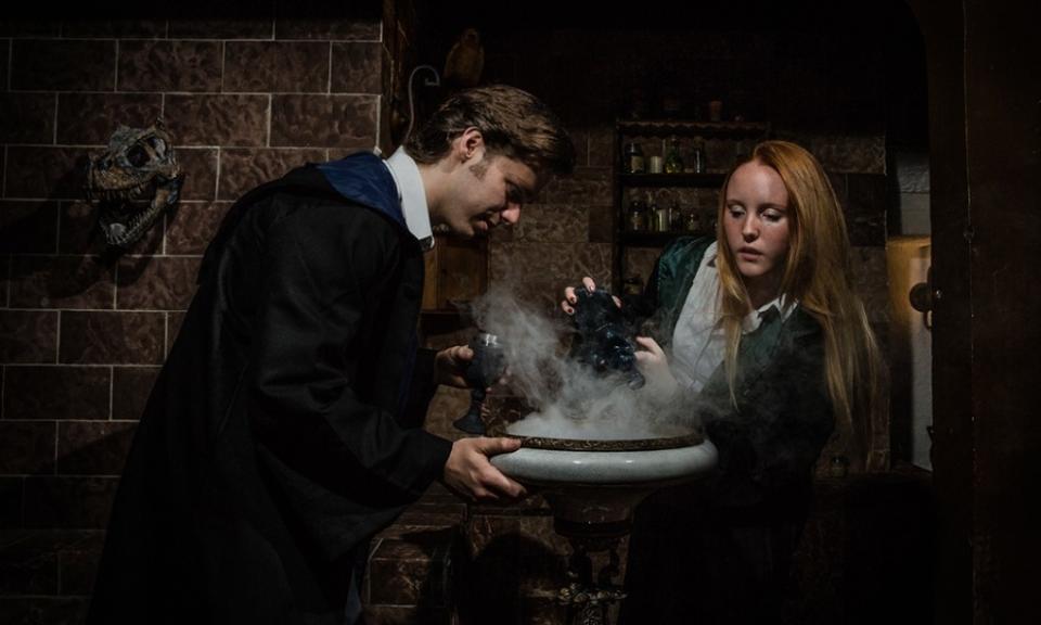 twee personen die bezig zijn met een opdracht in de escape room harry potter