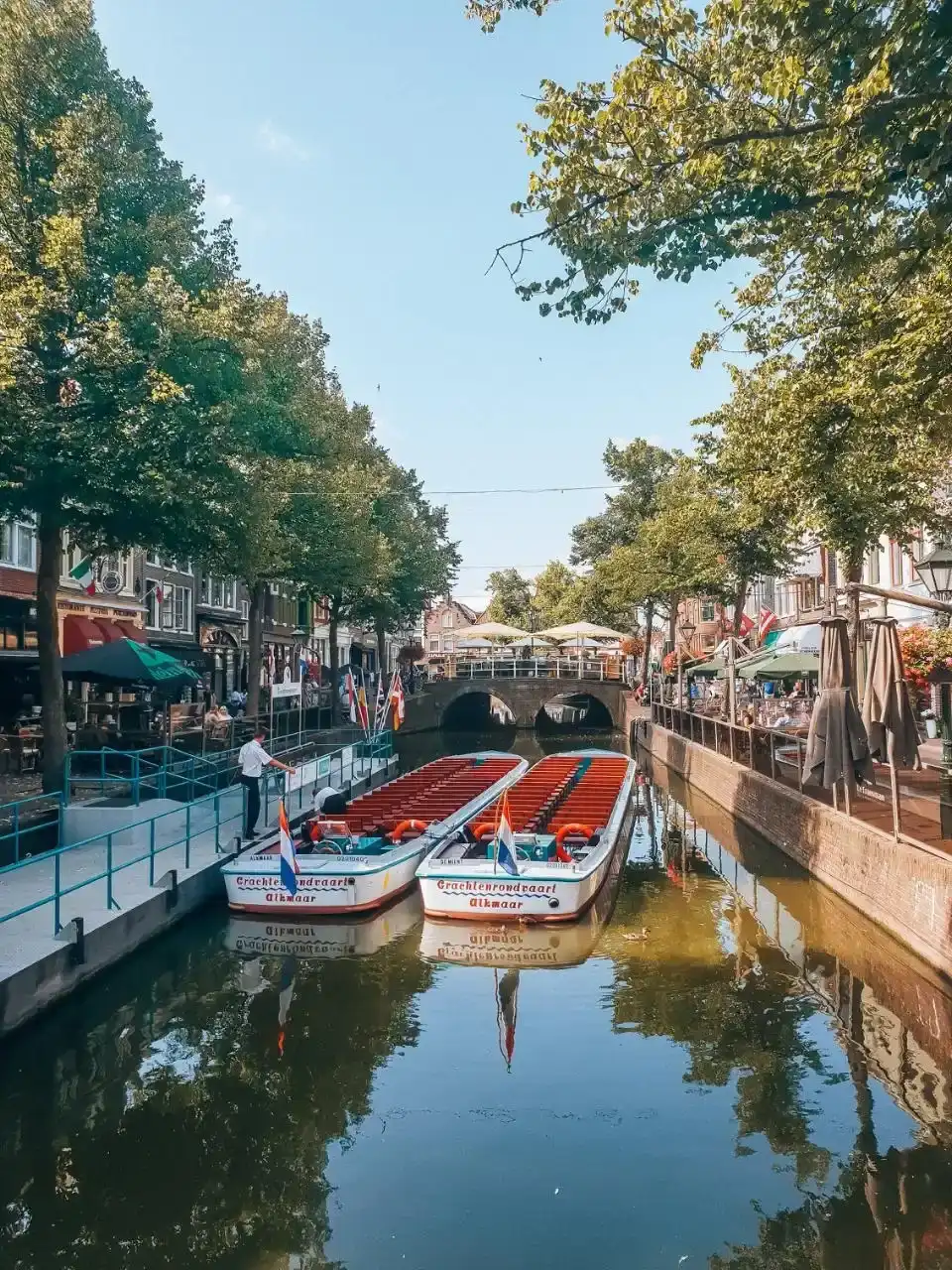 Twee boten van grachtenrondvaart alkmaar