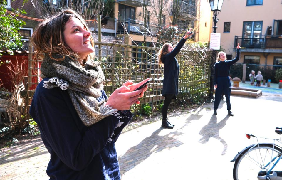 persoon bezig met de de outside escape opdracht