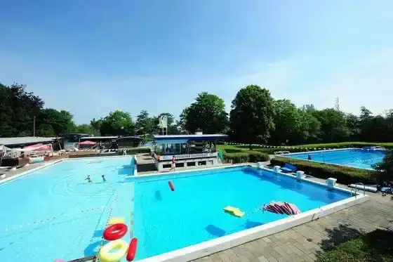 Buitenbad bij Zwembad de Bever