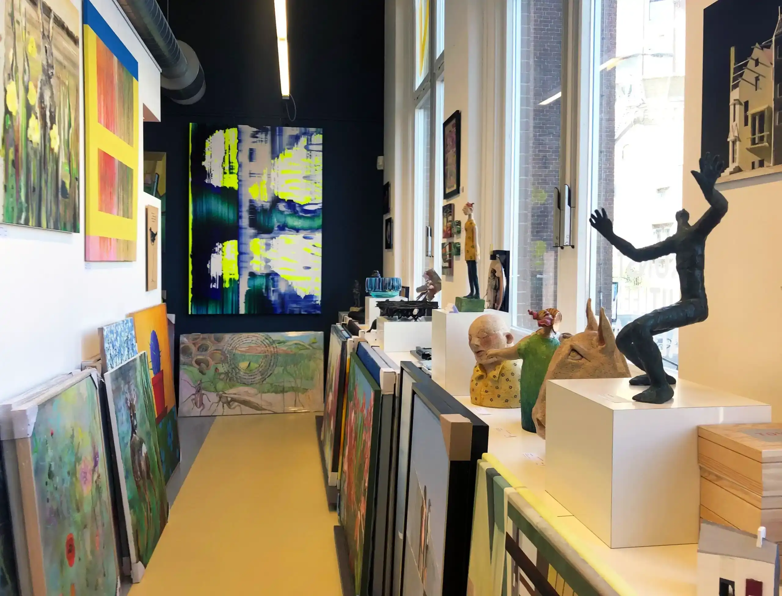 Schilderijen binnen bij Kunstuitleen Alkmaar