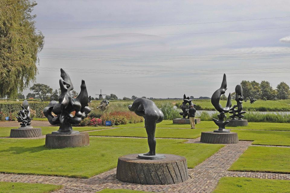 beeldentuin nic jonk met verschillende sculpturen in de buitenlucht