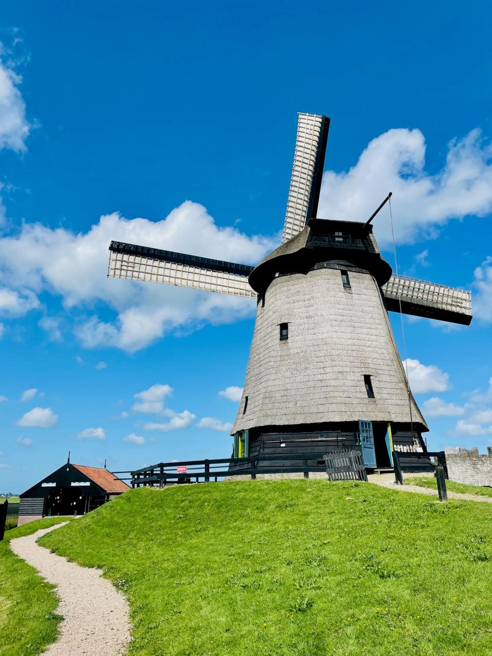 buitenaanzicht van museummolen schermerhorn met blauwe lucht