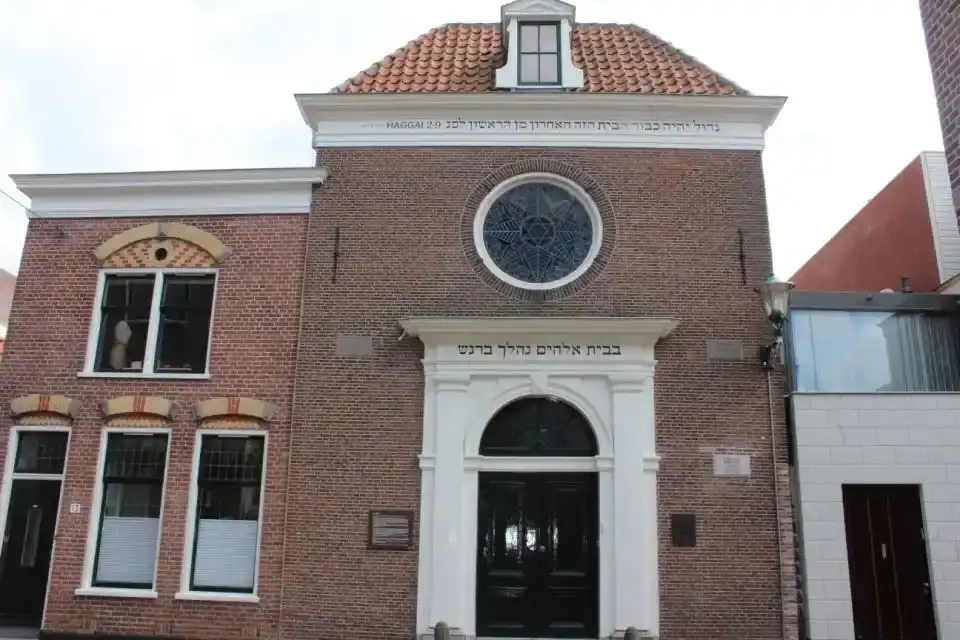 Voorkant van synagoge Alkmaar