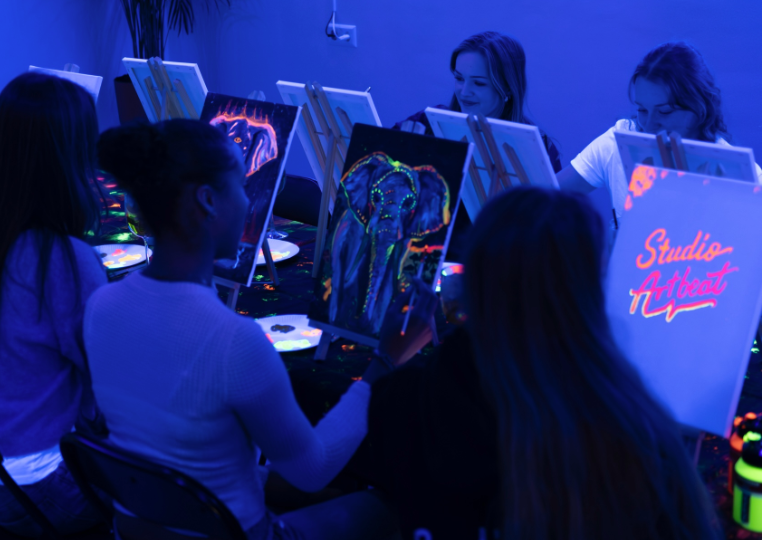 Tijdens een workshop glow in the dark schilderen bij Studio Artbeat