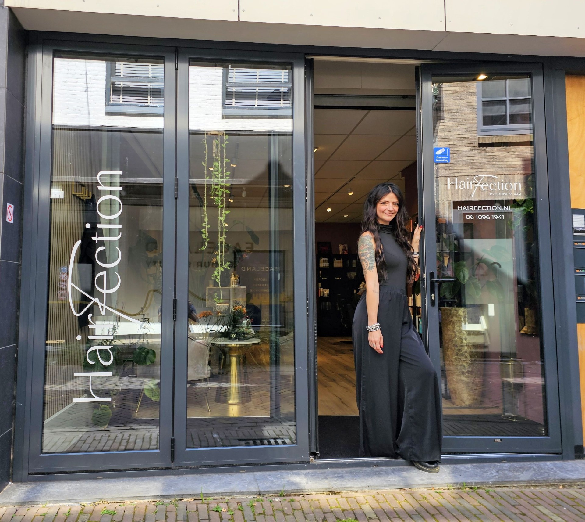Eigenaresse Louise voor haar salon Hairfection