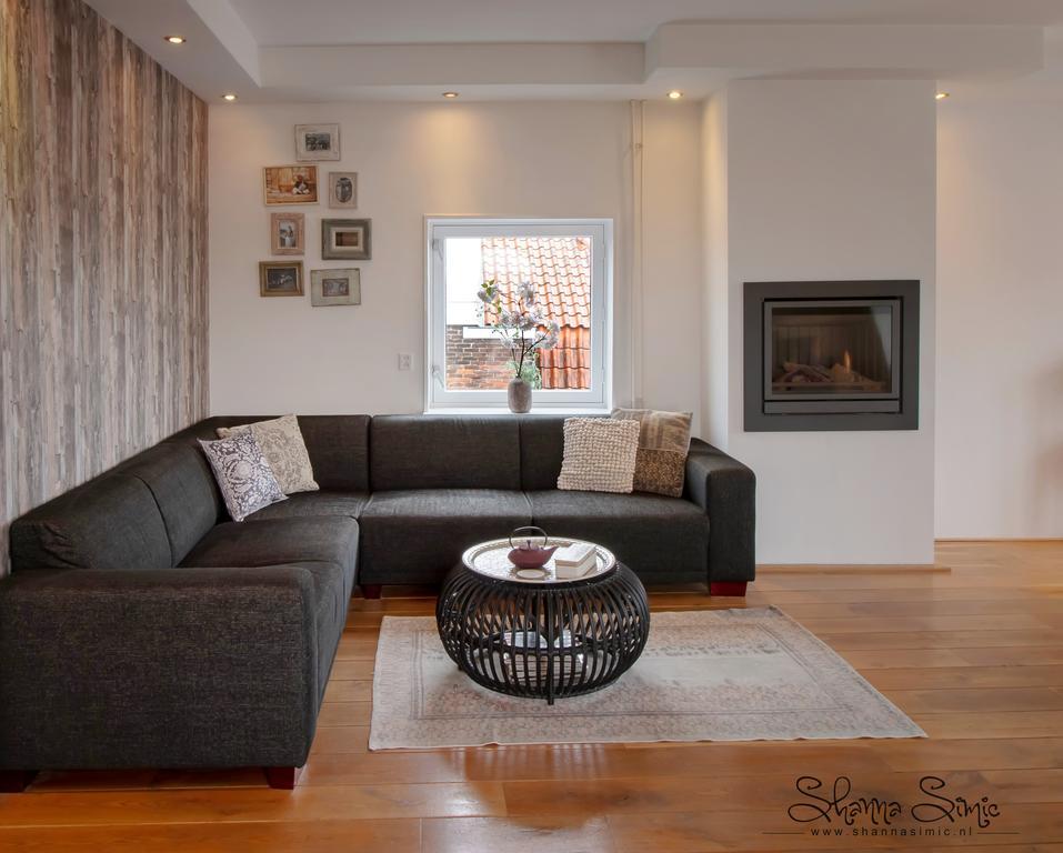 Binnenkant penthouse apartment trendy met bank en openhaard