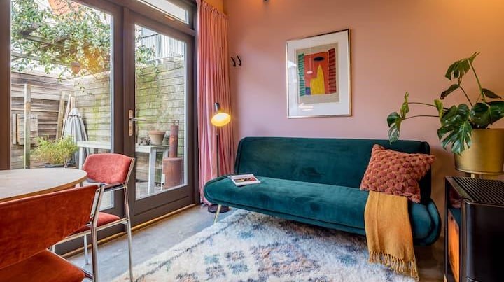 Appartement met een bank een openhaard in de muur en een tafeltje