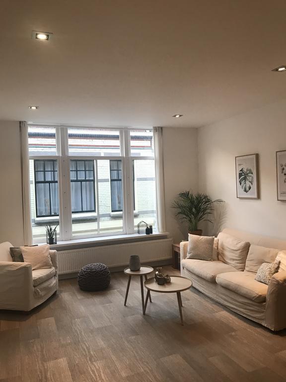 Modern appartement met een bank, stoel en tafeltje