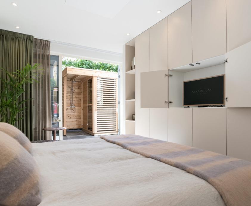 Modern appartement met een tweepersoonbed en een sauna buiten